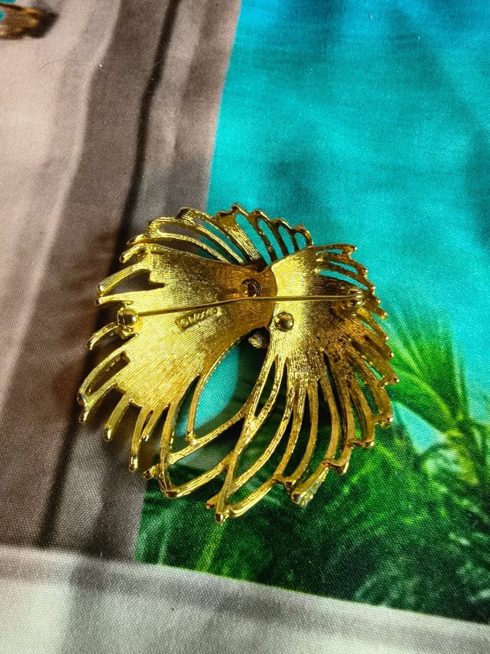 Vintage Monet Mirador Gold Tone Brooch View 5